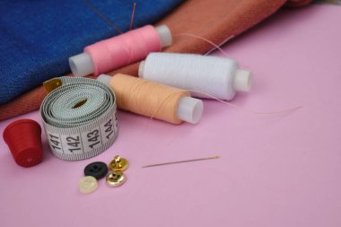 Dikiş dikmek ve örgü örmek. Kadın nakış işi geçimi.