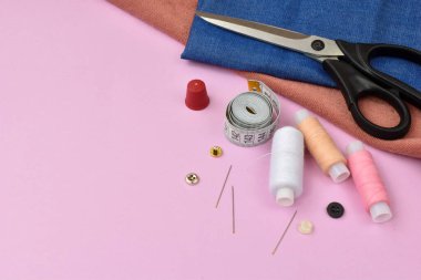 Dikiş dikmek ve örgü örmek. Kadın nakış işi geçimi.