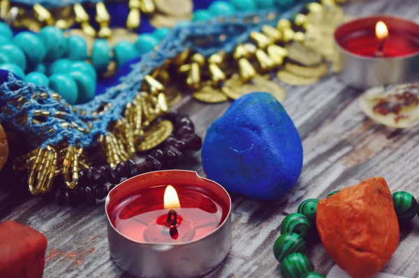 The occult and esoteric background. Candles, stones and beads on the table. Magic and magic — Stock fotografie