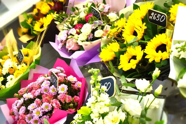 Selling bouquets on March 8. Flower shop. Flower business. Spring gift — Stok fotoğraf