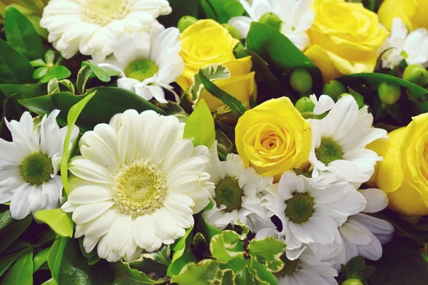 Flowers for women. Selling flowers in the shop. — Stock Photo, Image