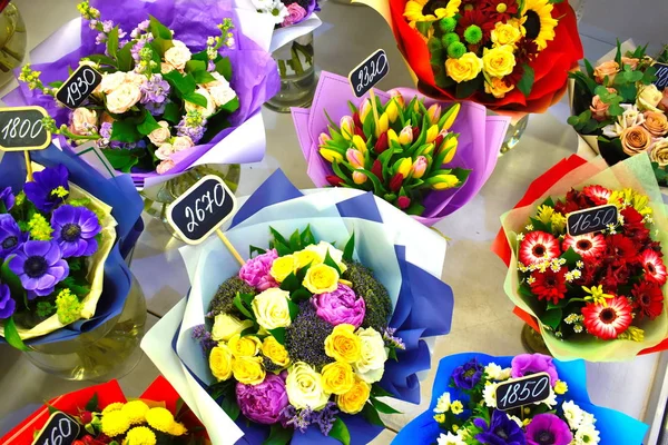 Selling bouquets on March 8. Flower shop. Flower business. Spring gift — Stockfoto