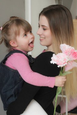 Anne ve küçük kızı. Uluslararası Anneler Günü.