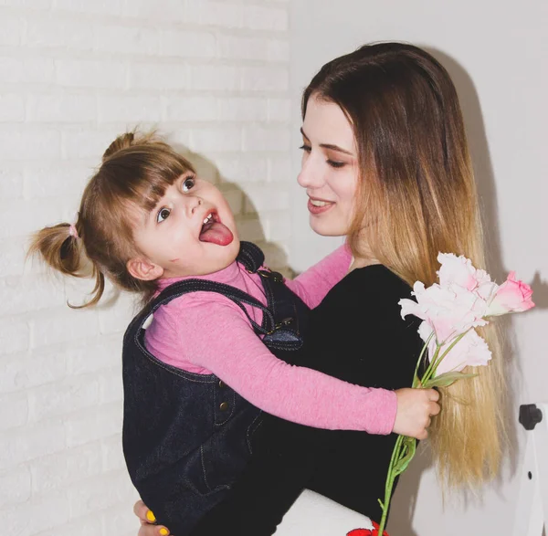 Mère avec sa petite fille. Journée internationale des mères. — Photo