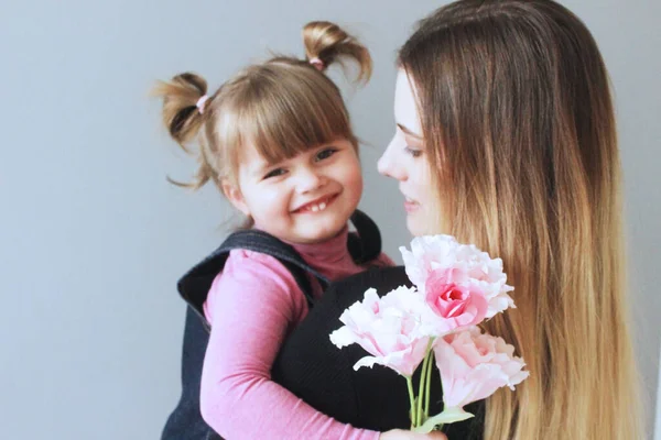 Mère avec sa petite fille. Journée internationale des mères. — Photo