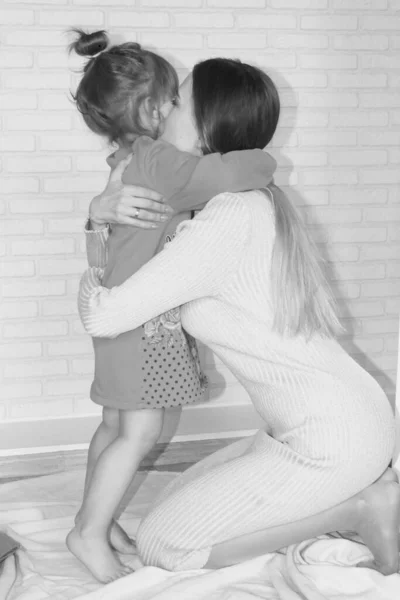 Mutter mit ihrer kleinen Tochter. Internationaler Muttertag. — Stockfoto