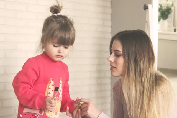 Mère avec sa petite fille. Journée internationale des mères. — Photo