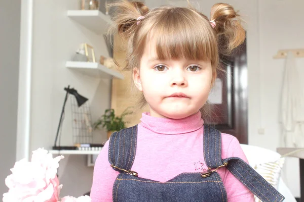 Schattig schattig meisje. Klein meisje poseren — Stockfoto