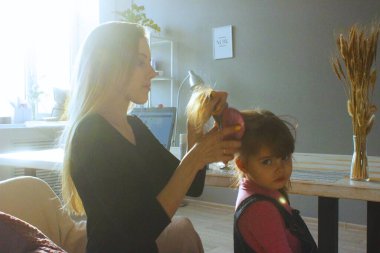 O gün anne. İçinde küçük bir kız olan genç bir anne. Annemle vakit geçiriyorum..