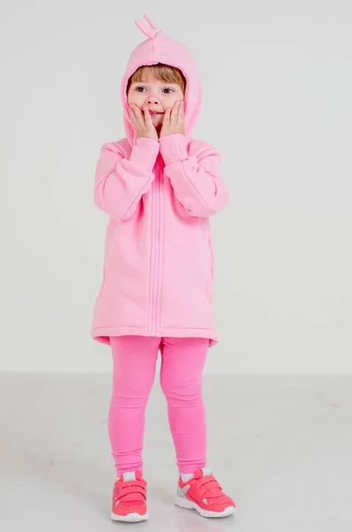 Seorang gadis kecil dua tahun di Studio. Toko pakaian anak-anak . — Stok Foto