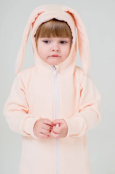 Seorang gadis kecil dua tahun di Studio. Toko pakaian anak-anak . — Stok Foto