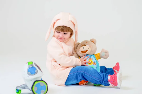 Model bayi perempuan di Studio. Industri pakaian anak-anak. Gadis kecil dengan kostum yang lucu — Stok Foto