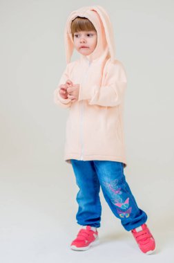 Kapüşonlu kostümlü bebek. Küçük kız ve oyuncak. Çocuklar için moda.
