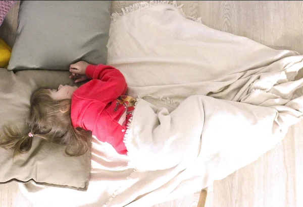Meisje twee jaar slapen in kleren — Stockfoto