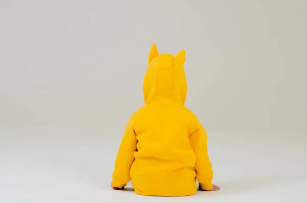 Sarı Tavşan kostümlü bebek. Bir çocuk onu geri çevirdi.. — Stok fotoğraf