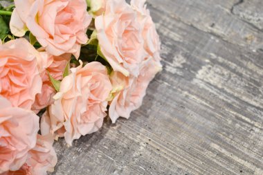 Masadaki nazik çiçekler. Metin yeri olan şenlik kartı