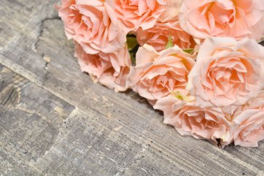 Masadaki nazik çiçekler. Metin yeri olan şenlik kartı