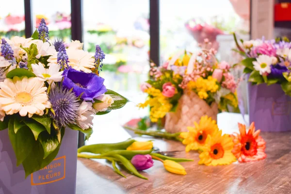 Blomsterhandlarens verk. Tillverkare av vackra buketter. Inredningsfärger — Stockfoto