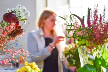 Çiçekçi çiçek buketi topluyor. Çiçekçide çalışıyorum. Küçük işletme çiçekçisi.