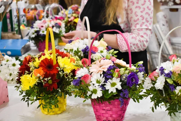 फ्लोरिस्ट पुष्प गुलदस्ता इकट्ठा करता है। एक फूल की दुकान में काम करें। लघु व्यवसाय फूलों — स्टॉक फ़ोटो, इमेज