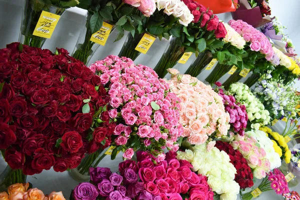 Vitrine de bouquets de roses. Couleurs intérieures avec vases. Le business des fleurs. Fleurs pour la fête des mères — Photo