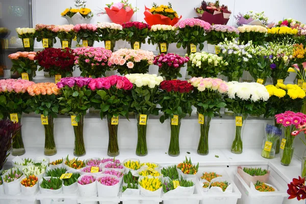 Vitrine de bouquets de roses. Couleurs intérieures avec vases. Le business des fleurs. Fleurs pour la fête des mères — Photo