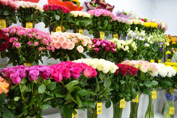 Vitrine Rosenstrausse Interieur Farben Mit Vasen Das Blumengeschaft Blumen Zum Muttertag Redaktionelles Stockfoto C Vika0581 Mail Ru