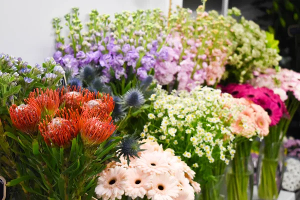 Lindas flores na mesa. Salão de flores. Dia das mulheres — Fotografia de Stock