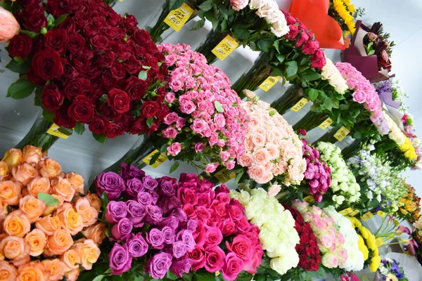 ショーケースはバラの花束。花瓶とインテリアの色。フラワービジネスだ。母の日の花 — ストック写真