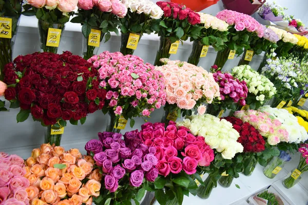 Vitrine de bouquets de roses. Couleurs intérieures avec vases. Le business des fleurs. Fleurs pour la fête des mères — Photo