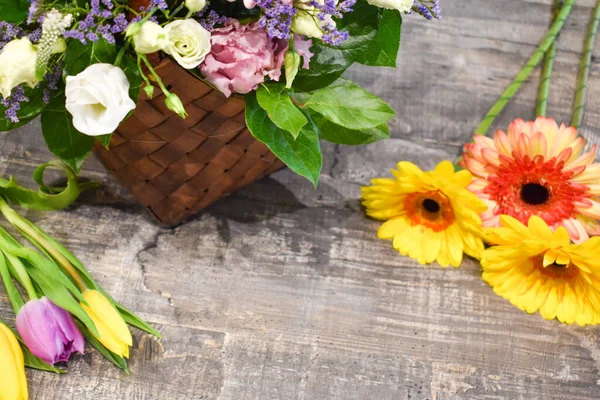 Servicio de entrega de flores. Antecedentes floristas. Fabricante de arreglos florales . —  Fotos de Stock