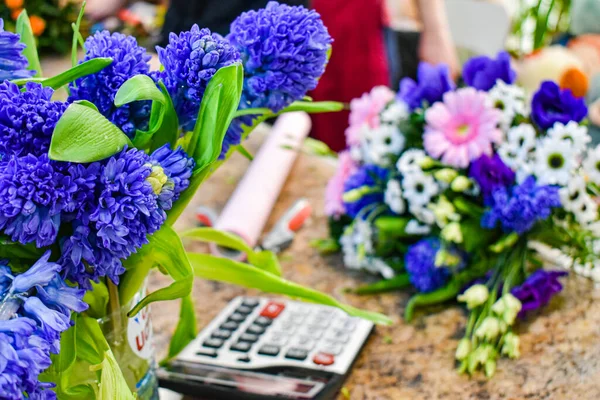 Serviço de entrega de flores. Florista de fundo. Fabricante de arranjos florais . — Fotografia de Stock
