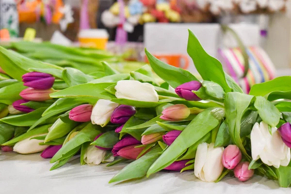 Servicio de entrega de flores. Antecedentes floristas. Fabricante de arreglos florales . —  Fotos de Stock