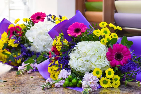 Servicio de entrega de flores. Antecedentes floristas. Fabricante de arreglos florales . — Foto de Stock
