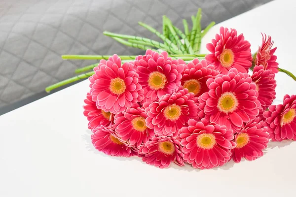 Blomsterförmedling. Florist bakgrund. Tillverkare av blomsterarrangemang. — Stockfoto