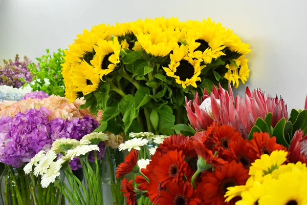 Vackra blommor på bordet. Blomstersalong. Kvinnodag — Stockfoto
