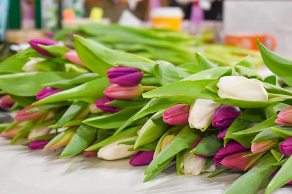 Hermosas flores en la mesa. Salón de flores. Día de la mujer —  Fotos de Stock