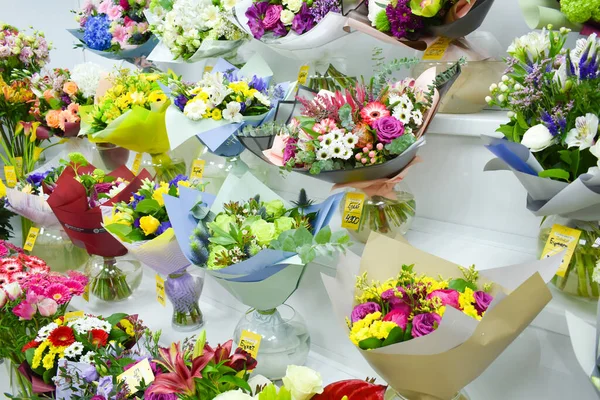 Showcase ros buketter. Inredningsfärger med vaser. Blomsterbranschen. Blommor för mors dag — Stockfoto