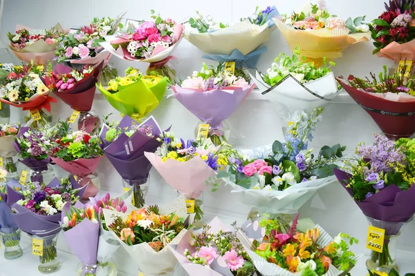 Şov gül buketleri. Vazolarla iç renkler. Çiçek işi. Anneler Günü için çiçekler. — Stok fotoğraf