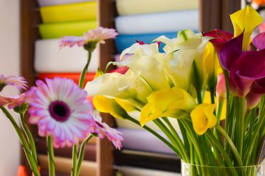 Çiçek Stüdyosu. Cam vazoda bir buket. İçerideki parlak taze çiçekler.