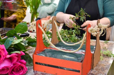 Çiçekler bir hobi. Çiçek aranjmanı yapan kadın çiçekçi. Kesik çiçeklerle ilgilenmek