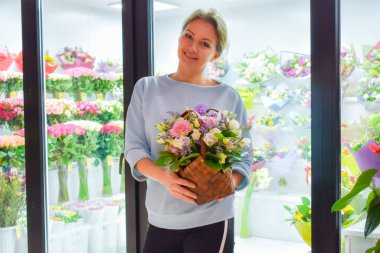 Çiçek okulu. Çiçek ustası sınıfı. Çiçek sanatını öğreniyorum. Çiçek Salonu.