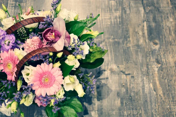 Hermosas flores frescas sobre un fondo de madera gris . —  Fotos de Stock