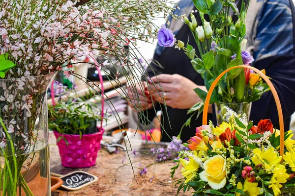 Corso di perfezionamento floreale. Imparare il business floreale. Hobby dei fiori. La cura dei fiori — Foto Stock