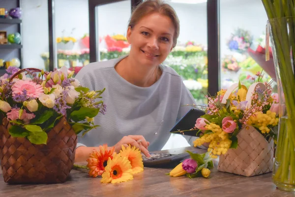 Floral school. Floral master class. Learning floral art. Flower salon. — Stock Photo, Image