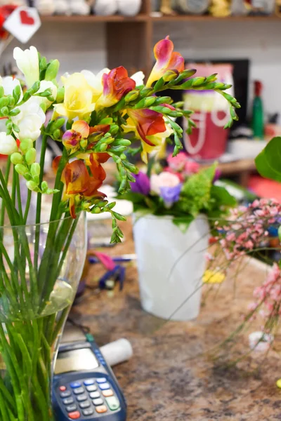 Escuela de flores. Clase magistral floral. Aprendiendo arte floral. Salón de flores . — Foto de Stock