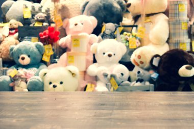 Dükkanda bir sürü yumuşak oyuncak var. Oyuncaklı gösteri