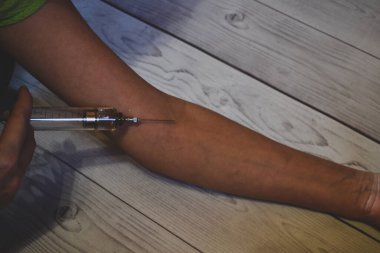 Garip bir bağımlılık. Uyuşturucu kullanmaktan. Bağımlı atış yapıyor.