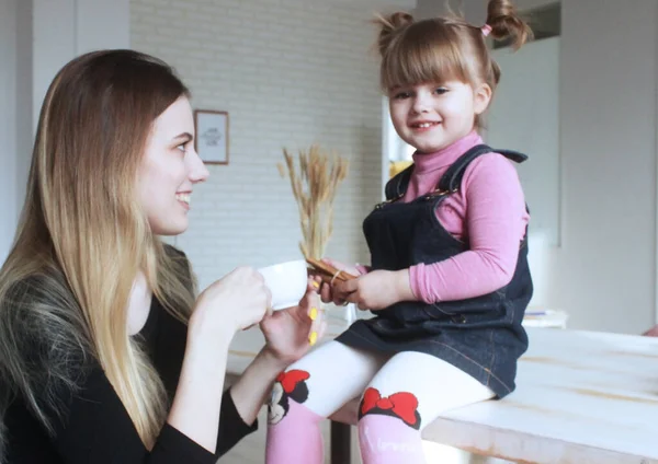 Die Tagesmutter. Eine junge Mutter mit einem kleinen Mädchen darin. Zeit mit meiner Mutter verbringen. — Stockfoto