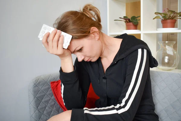 Η γυναίκα υποφέρει από πονοκέφαλο. Χρόνια ημικρανία. Πόνο χάπια — Φωτογραφία Αρχείου